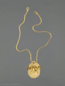 louvre-collier-pendentif-forme-tete